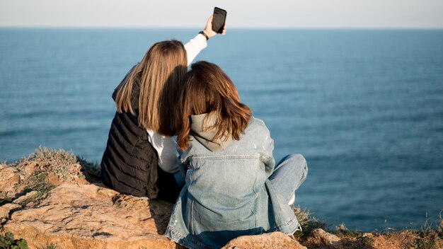 Freunde, die zusammen ein Selfie machen