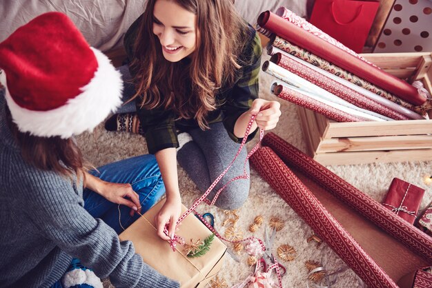 Freunde, die zusammen ein Weihnachtsgeschenk machen