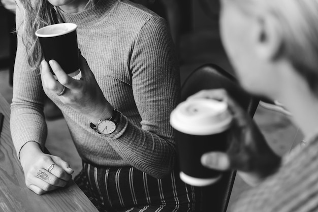 Freunde, die zusammen einen heißen Kaffee genießen