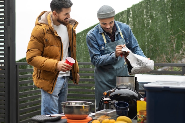 Freunde, die zusammen einen netten Grill haben