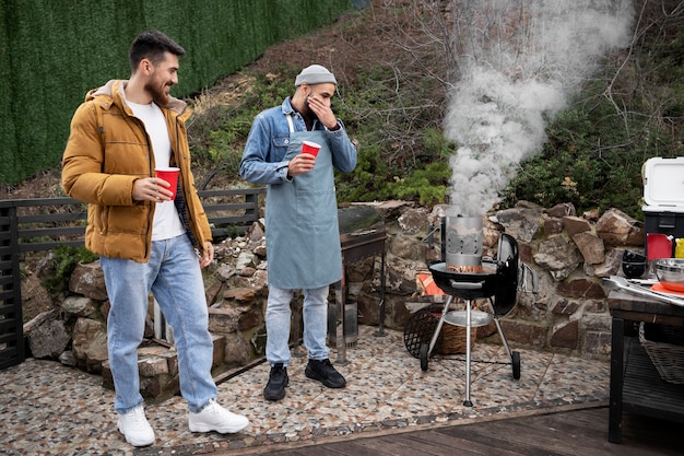 Freunde, die zusammen einen netten Grill haben