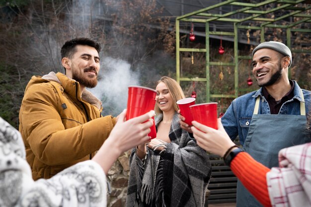 Freunde, die zusammen einen netten Grill haben