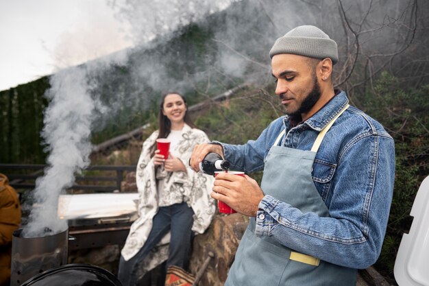 Freunde, die zusammen einen netten Grill haben