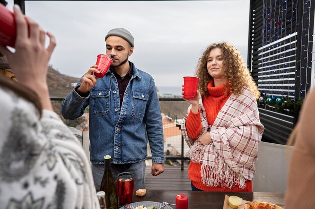 Freunde, die zusammen einen netten Grill haben