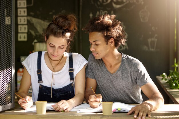 Freunde, die zusammen im Café lernen