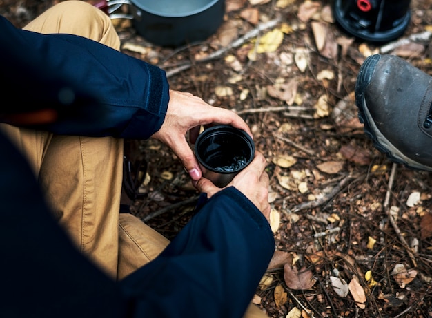 Kostenloses Foto freunde, die zusammen im wald kampieren