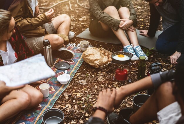 Freunde, die zusammen im Wald kampieren