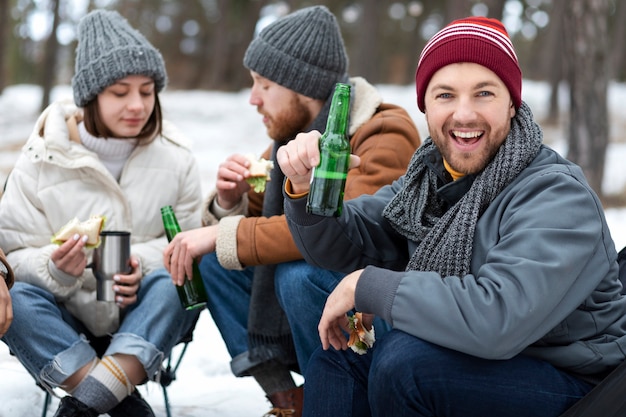 Freunde, die zusammen in der Natur sitzen, mittlerer Schuss