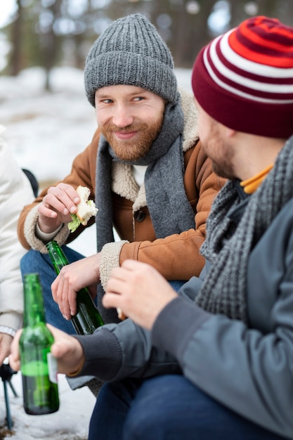 Freunde, die zusammen in der Natur sitzen