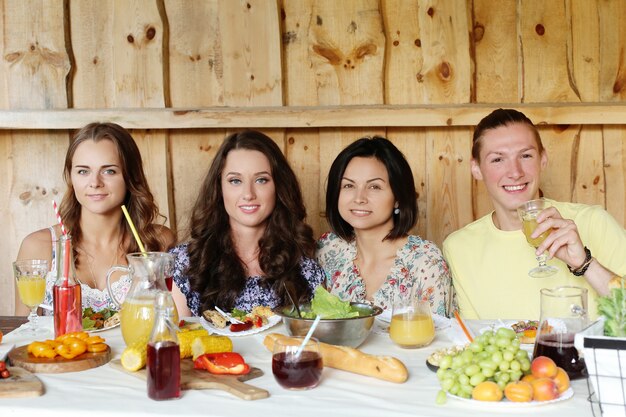 Freunde, die zusammen in einem Restaurant essen