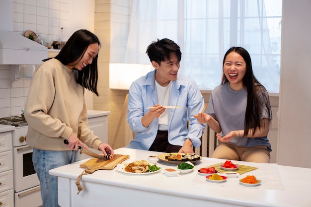 Freunde, die zusammen japanisches essen kochen