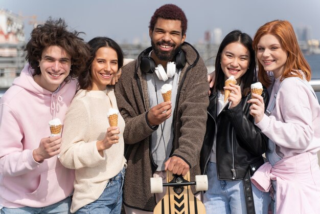 Freunde, die zusammen mittleren Schuss aufwerfen