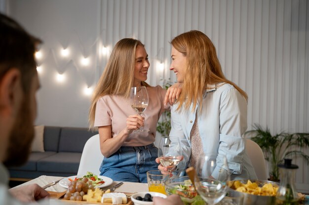 Freunde, die zusammen Spaß beim Kochen haben