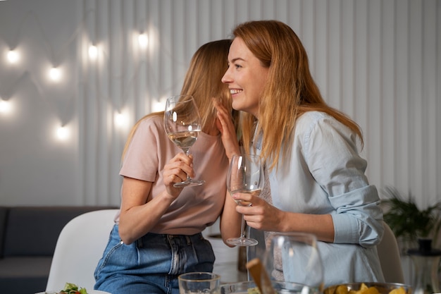 Kostenloses Foto freunde, die zusammen spaß beim kochen haben