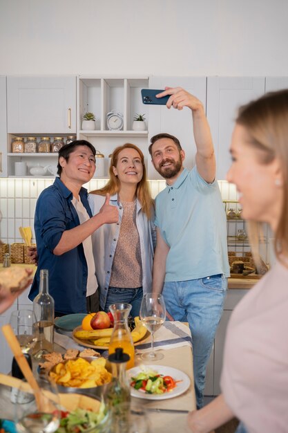 Freunde, die zusammen Spaß beim Kochen haben