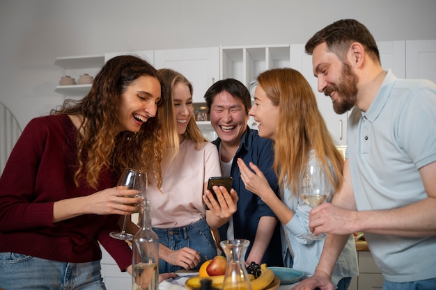 Freunde, die zusammen Spaß beim Kochen haben