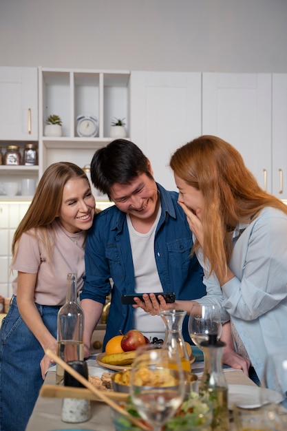 Freunde, die zusammen Spaß beim Kochen haben