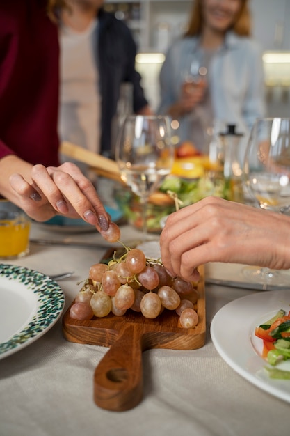 Kostenloses Foto freunde, die zusammen spaß beim kochen haben