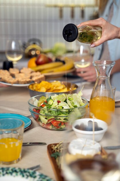 Freunde, die zusammen Spaß beim Kochen haben