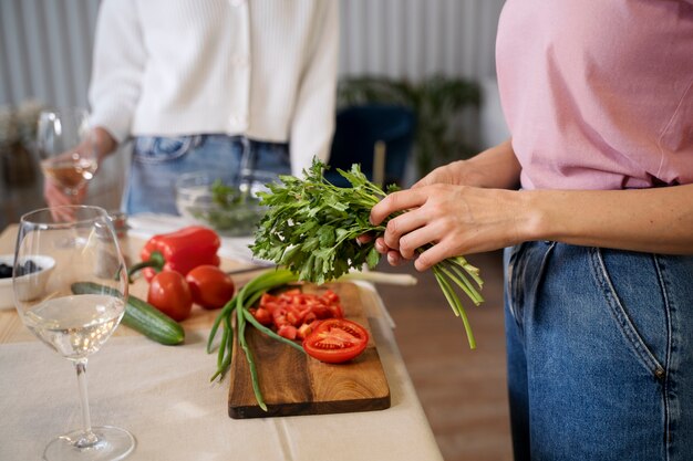 Freunde, die zusammen Spaß beim Kochen haben