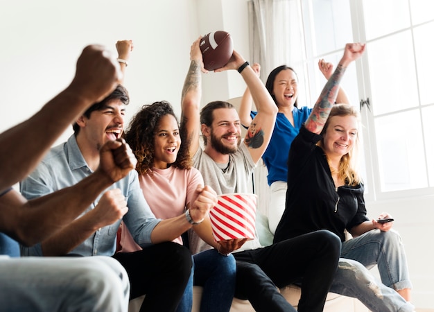 Freunde, die zusammen Sportliga anfeuern