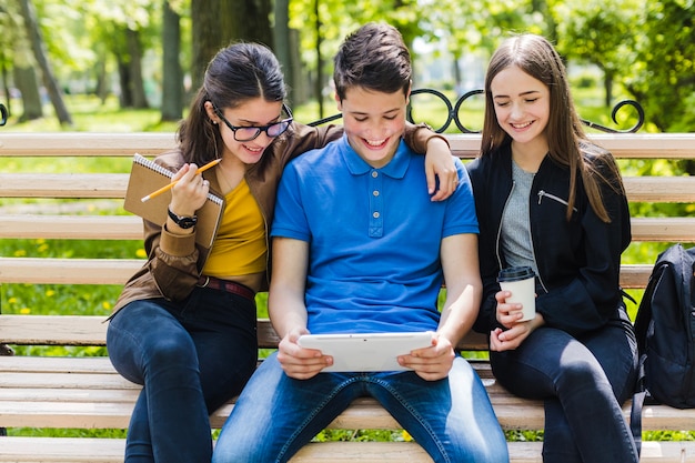 Freunde, die zusammen studieren