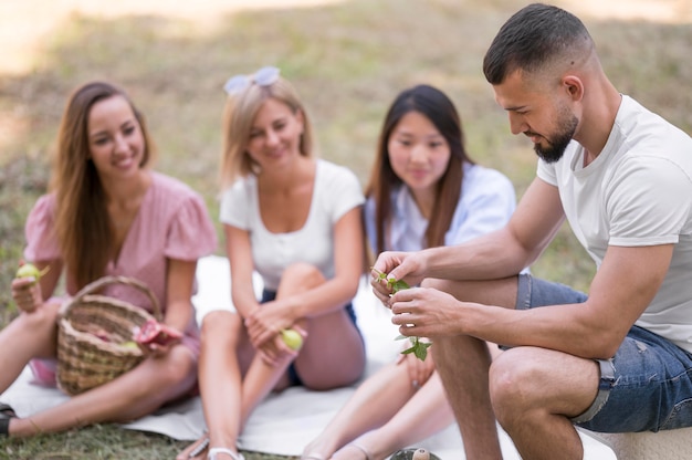 Freunde, die zusammen wieder normal rumhängen