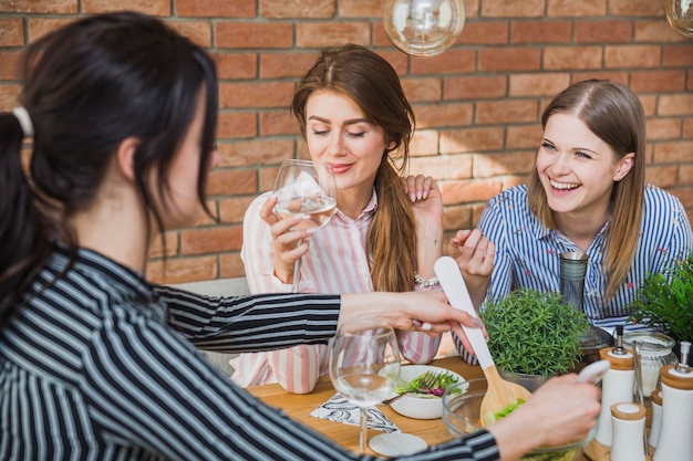 Freunde essen und lachen