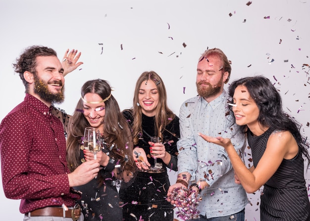 Kostenloses Foto freunde fangen konfetti auf der party