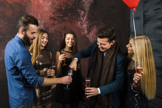 Freunde feiern 2018 mit Champagner