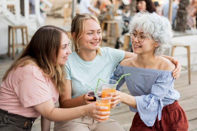 Freunde feiern das Ende des Coronavirus
