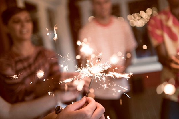 Freunde feiern mit Feuerwerk im hohen Winkel