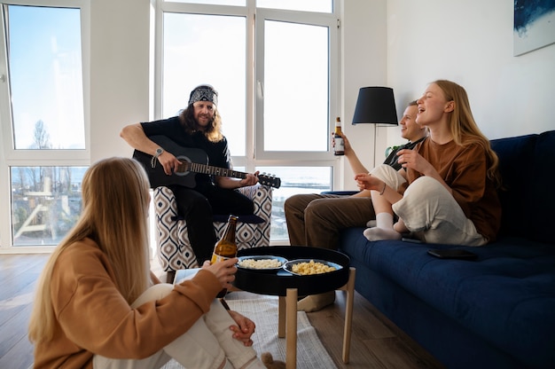 Kostenloses Foto freunde feiern mit voller musik