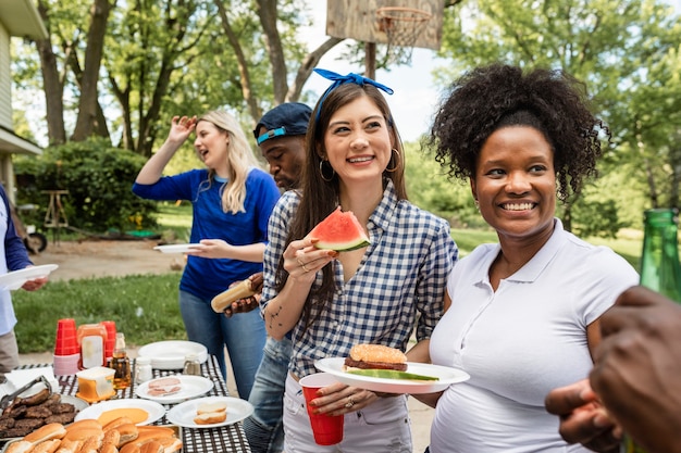 Freunde feiern und essen auf einer Heckklappenparty