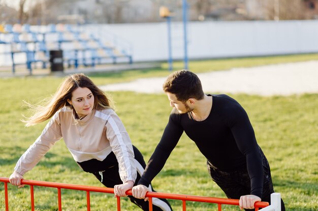 Freunde Fitness-Training zusammen im Freien leben aktiv gesund