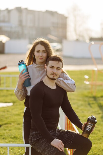 Freunde Fitness-Training zusammen im Freien leben aktiv gesund