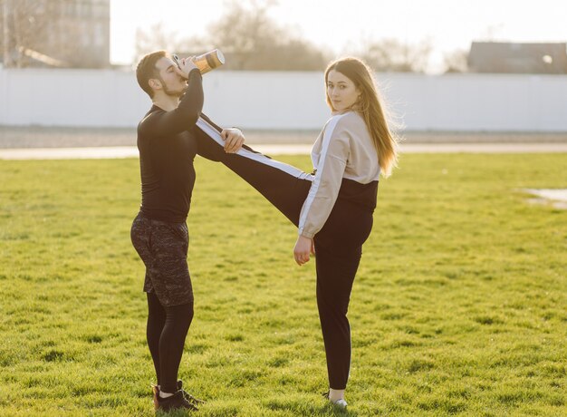 Freunde Fitness-Training zusammen im Freien leben aktiv gesund