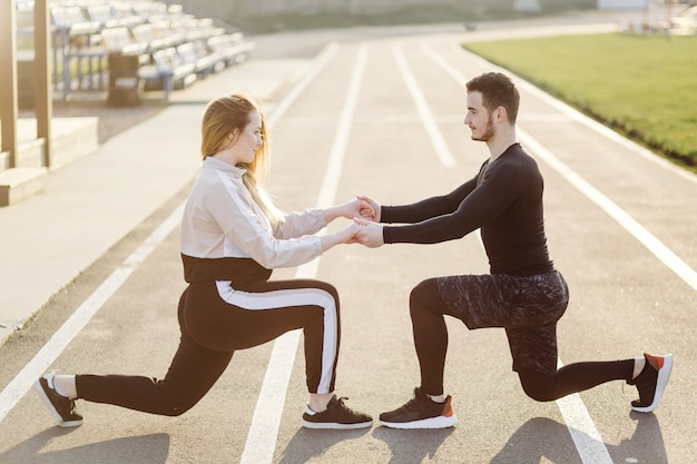 Kostenloses Foto freunde fitness-training zusammen im freien leben aktiv gesund