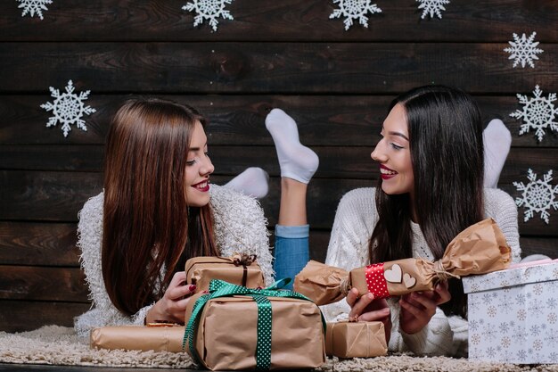 Freunde geben Weihnachtsgeschenke