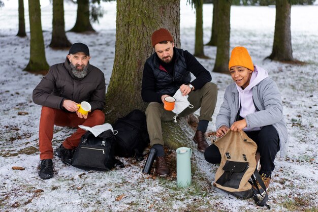 Freunde gehen im Winter wandern