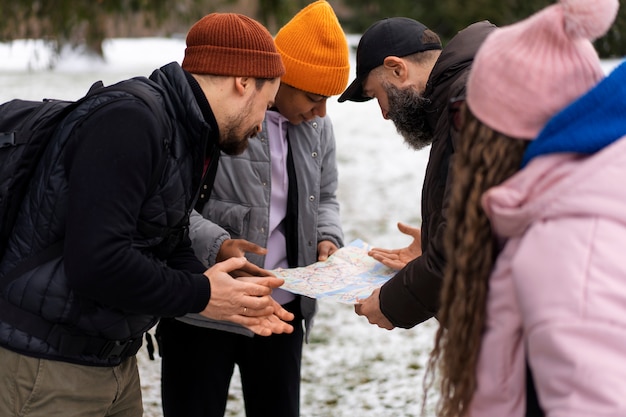 Kostenloses Foto freunde gehen im winter wandern