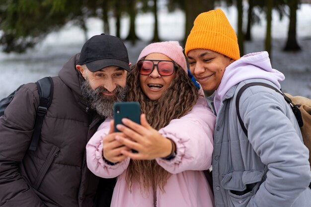 Freunde gehen im Winter wandern