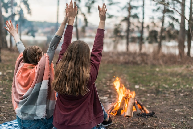 Freunde genießen die Zeit am Lagerfeuer