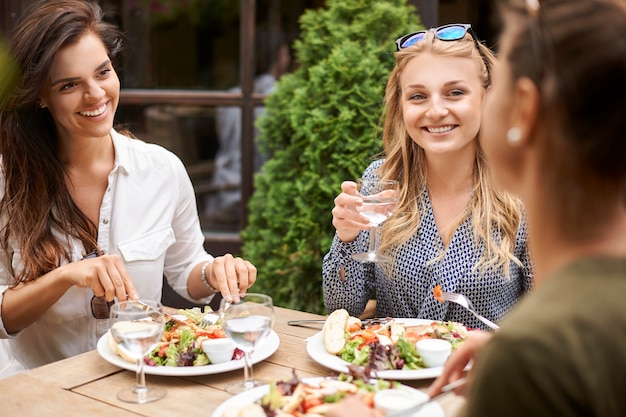 Kostenloses Foto freunde genießen ein mittagessen in einem restaurant