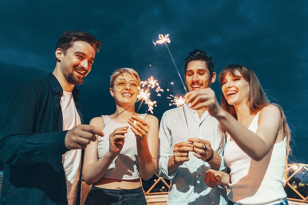 Freunde genießen eine Party auf dem Dach