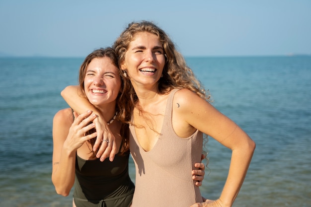 Freunde genießen gemeinsam den Sommer