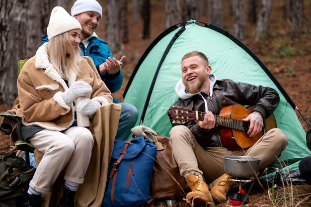 Freunde genießen ihr Wintercamping