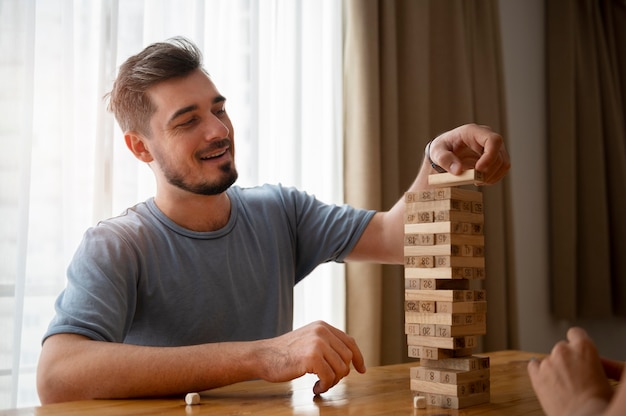 Kostenloses Foto freunde haben einen lustigen spieleabend