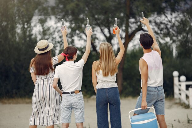 Freunde haben Spaß am Strand mit Getränken