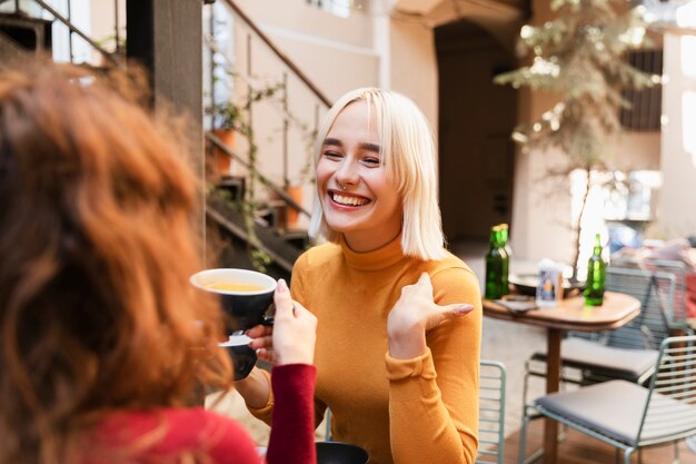 Freunde haben Spaß bei ihrem Wiedersehen